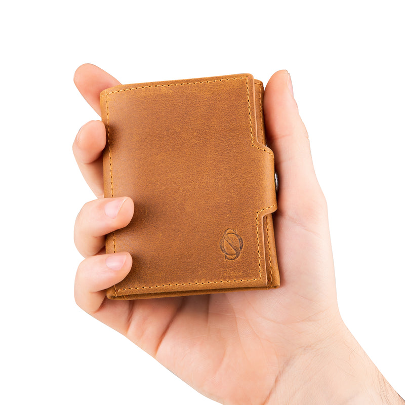 Santo Slim Wallet mit Münzfach | Kreditkartenetui Kartenhalter Geldbeutel | RFID Protection | aus Echtleder in der Hand Farbe Hellbraun
